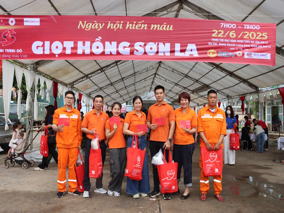 CBCNV Công ty Điện lực Sơn La tham gia Ngày hội hiến máu "Giọt hồng Sơn La" lần thứ XIII